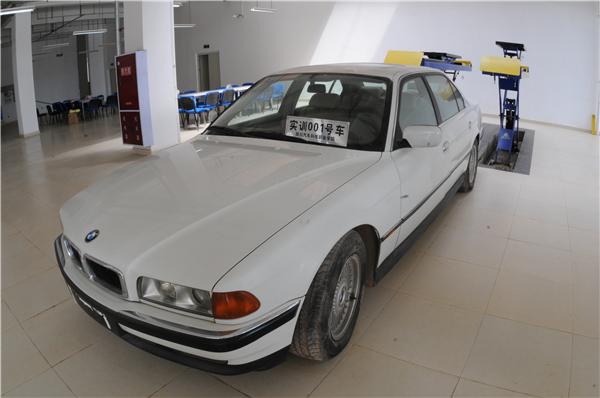 汽車實(shí)訓(xùn)設(shè)備.jpg