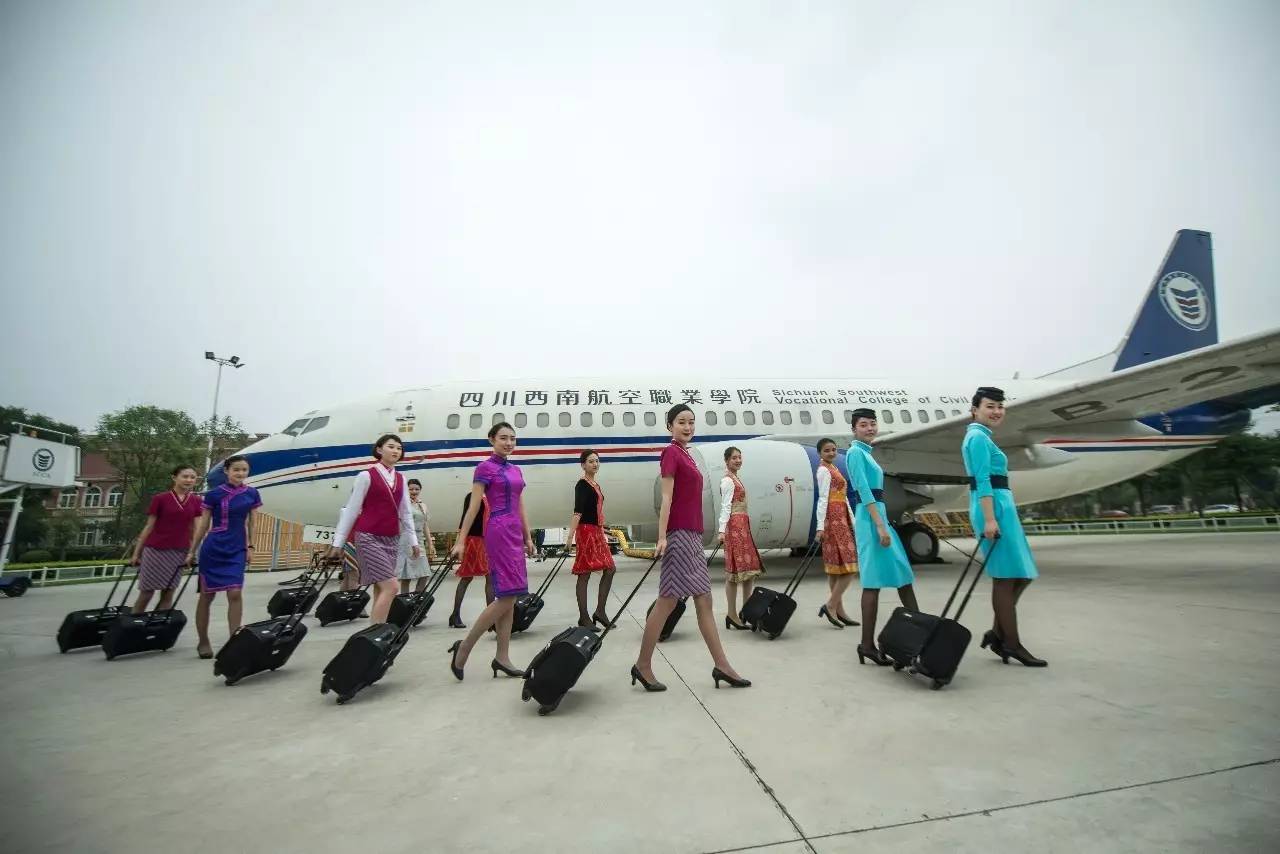 四川西南航空職業(yè)學院首屆空乘專業(yè)畢業(yè)生回母校拍畢業(yè)照